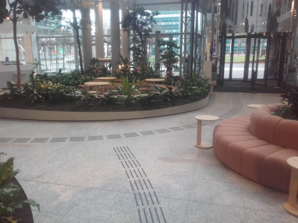 Overzicht van de geleideroute in het atrium, kijkend naar de uitgang.