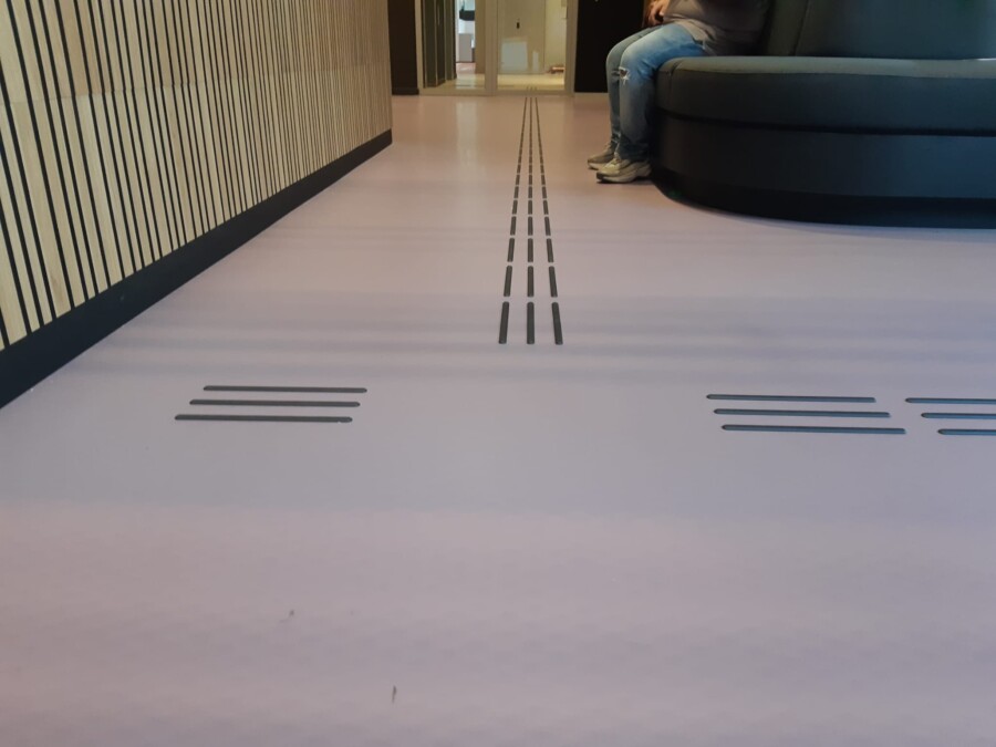 Zwarte lijnen op een lichte vloer bij een kantoor