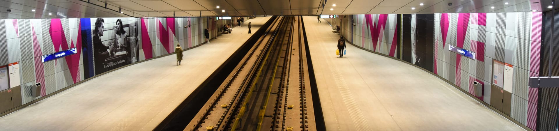 Metrohal met spoor in het midden en aan weerzijden het perron.