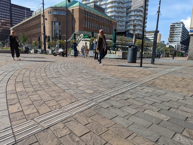 Geleidelijnen op natuursteen; maatwerk voor de gemeente Rotterdam.