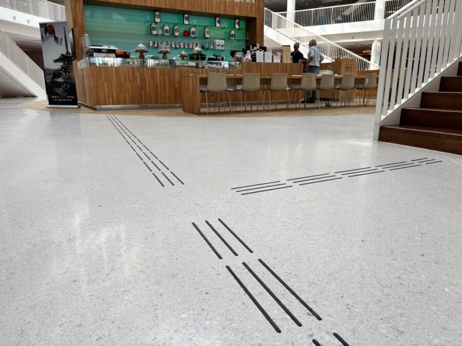 Ribbels lopen naar de Espressobar, met een afslag naar de trap.